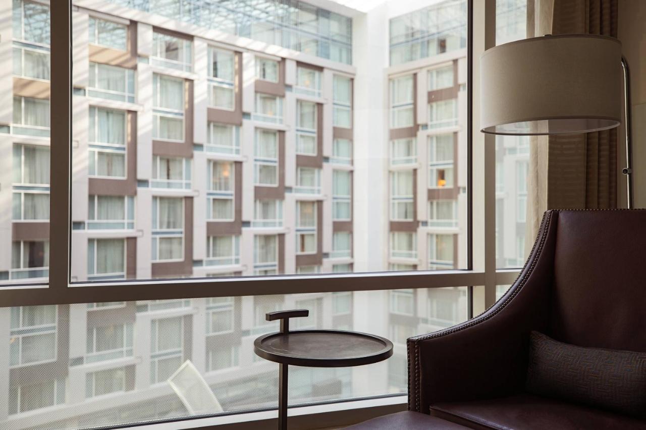 Doppelzimmer mit 2 Doppelbetten und Blick auf das Atrium – für Hörgeschädigte geeignet